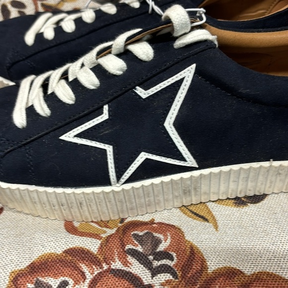 Faux-Suede navy blue sneakers with white laces and white wide soles.9.5 - Picture 4 of 5
